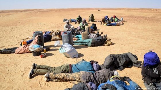 عشية إنطلاق قمة “لم الشمل”..الجزائر تشتت عشرات المهاجرين السوريين والفلسطينين في صحراء النيجر(فيديو)