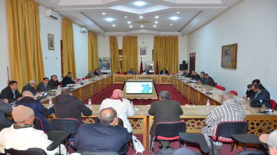 عامل عمالة خريبكة عبد الحميد الشنوري يترأس اجتماعا لتدارس تدابير ضبط مستوى الأسعار وتموين الأسواق على مستوى الإقليم  ويتوعد بمحاربة المضاربين و«سماسرة» الخضر والفواكه